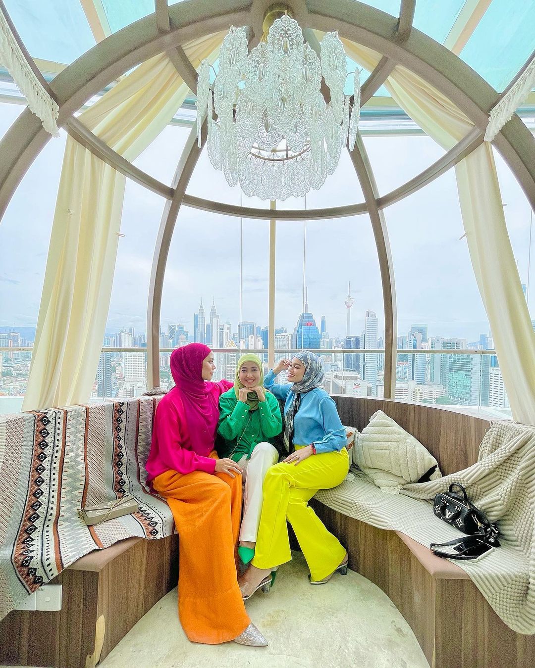 Nikmati pemandangan dari tingkat 37 kafe ini