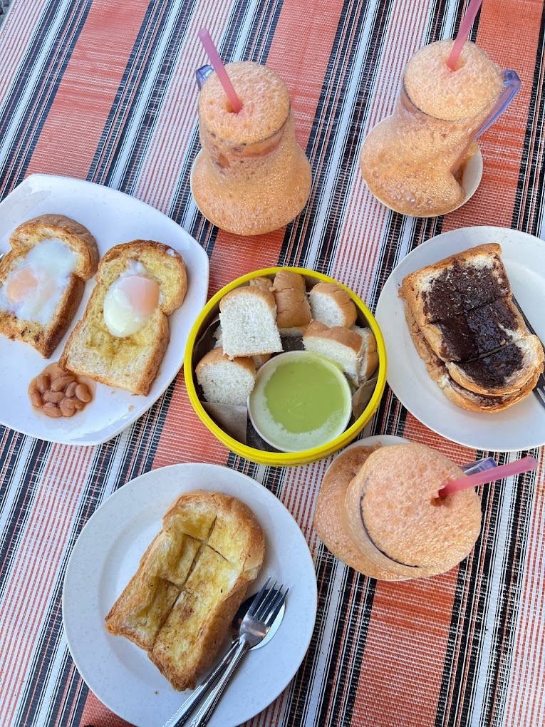Antara makanan yang boleh dinikmati di warung ini