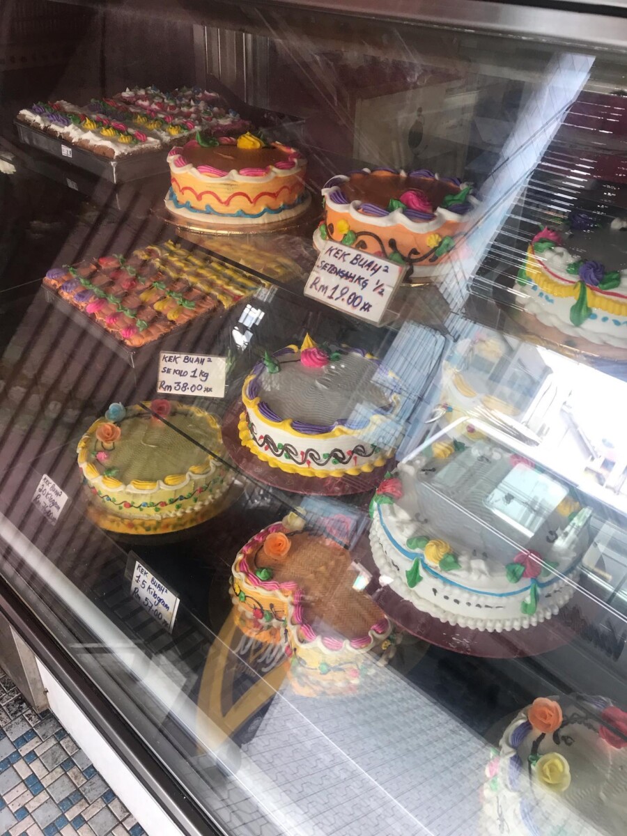 Kek dihias gaya retro lama juga dapat dinikmati di sini