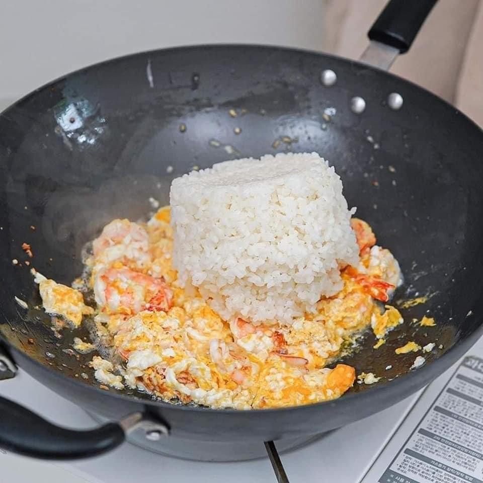 Masukkan Nasi Kacau sehinnga sebati