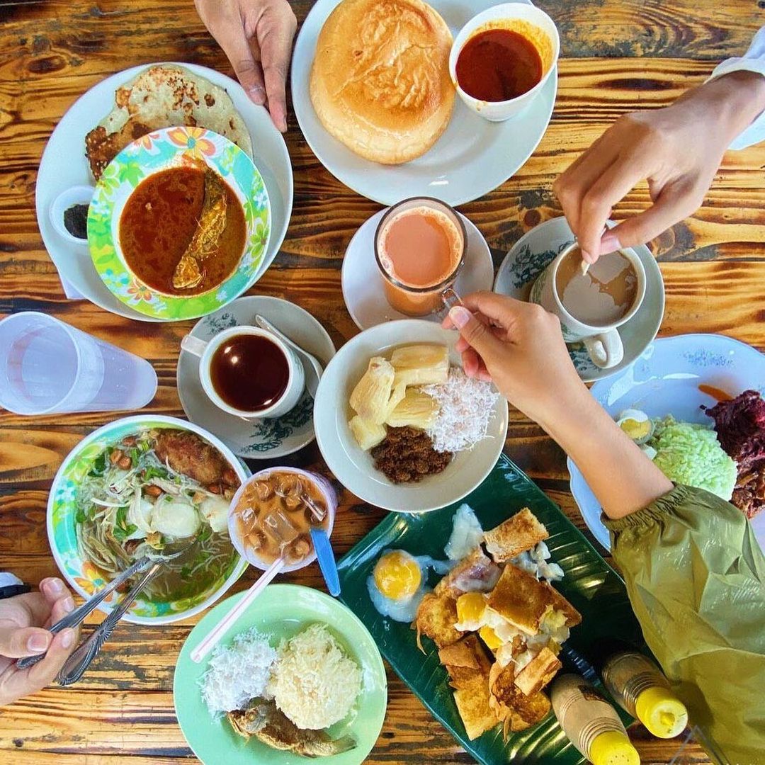 Makanan wajib untuk cuba di sini seperti Pek Nga, Pulut Ikan Masin dan macam-macam lagi