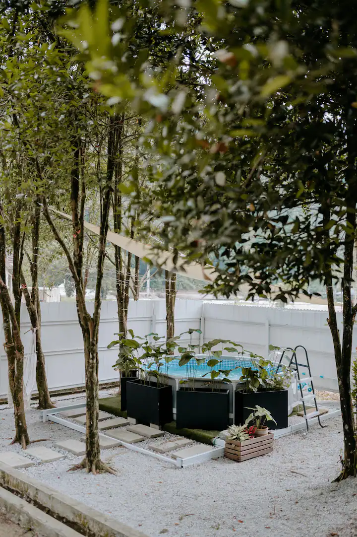 Ruang kolam mandi di belakang cukup selesa dan private