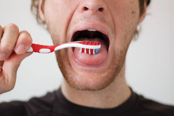 Jangan lupa membersihkan lidah anda.