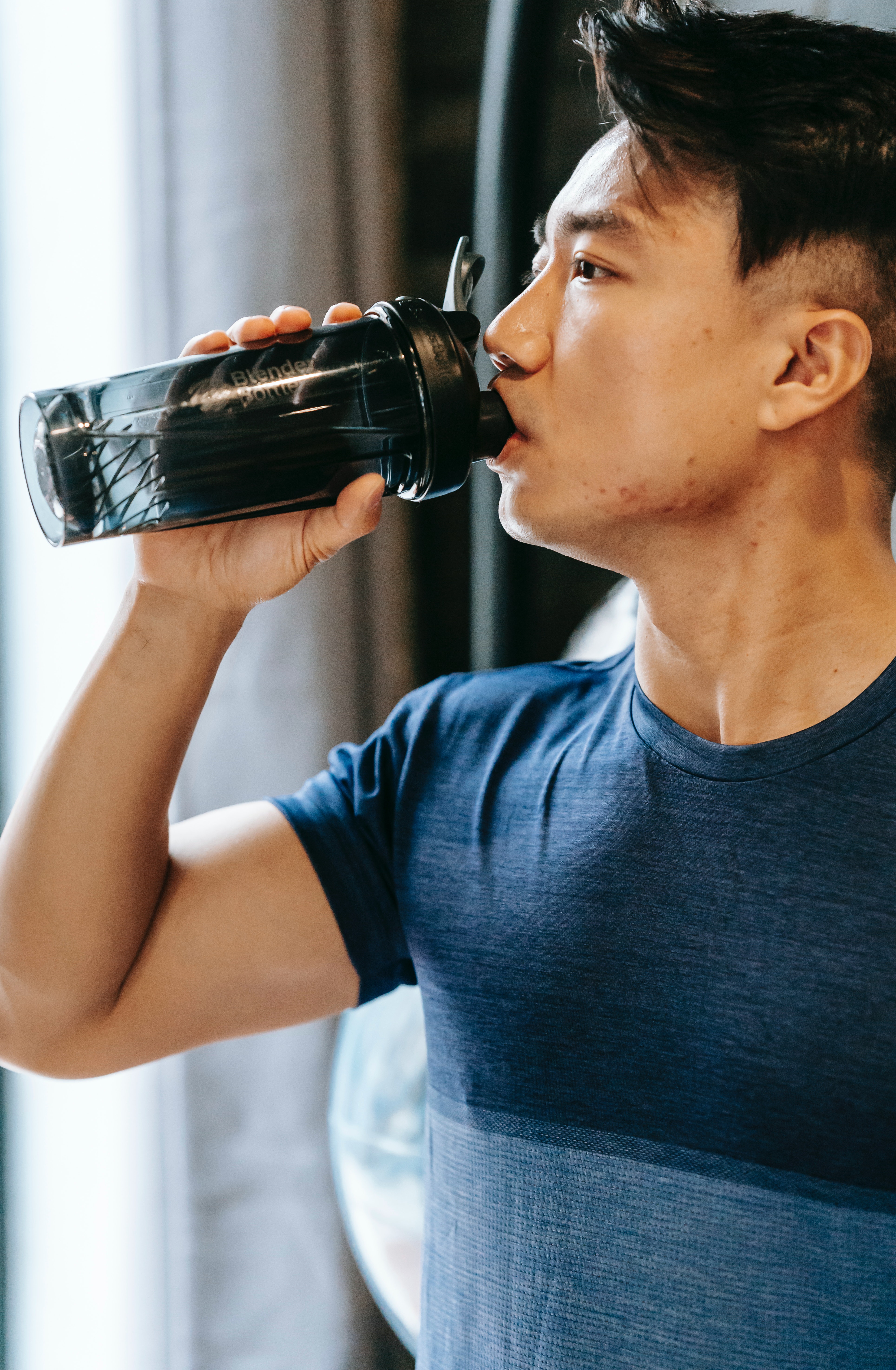 Minum air lepas menggosok gigi.