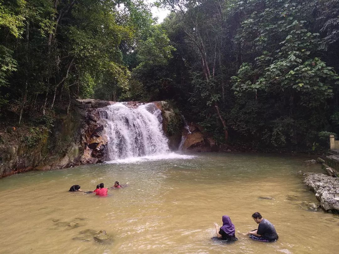 Rekreasi Air Terjun Serendah