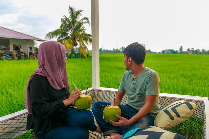 Minum air kelapa sambil layan pemandangan