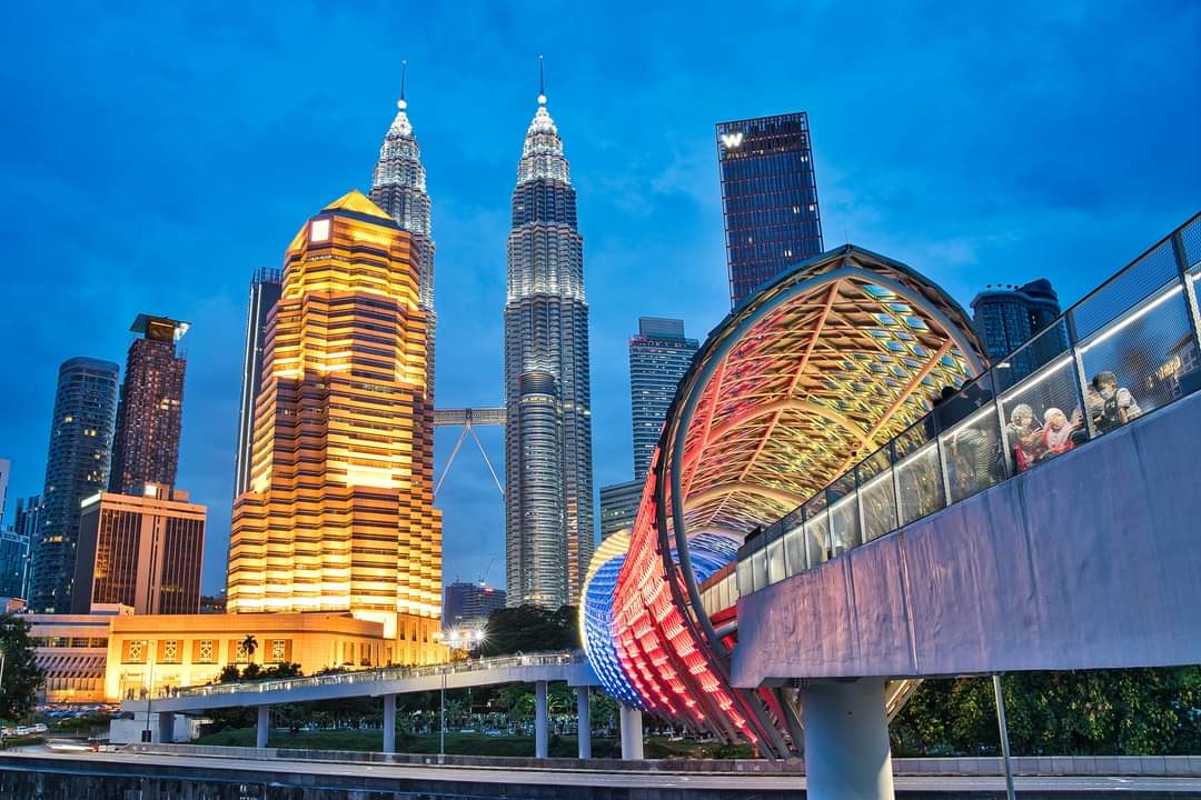 Jambatan ini menghubungkan KLCC dan Kampung Baru tau