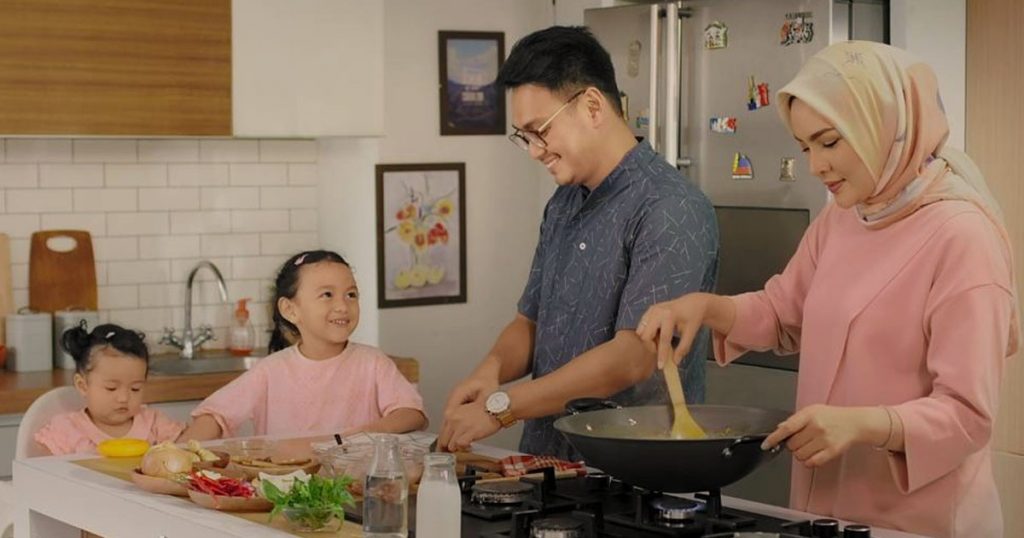 Membantu Isteri Di Dapur