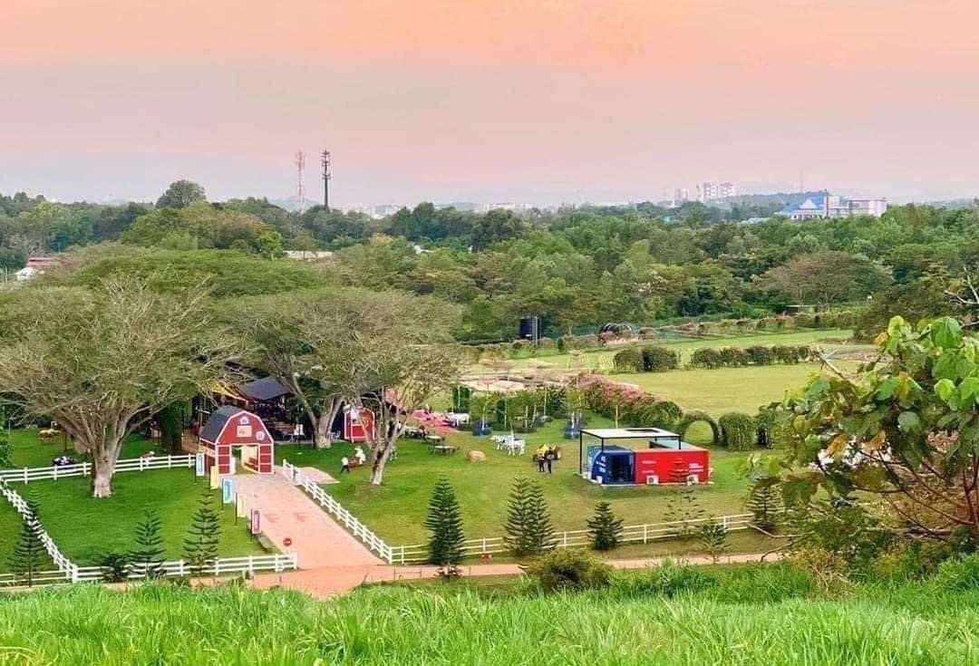 Suasana yang menyeluruh di The Acre By Farm Fresh .