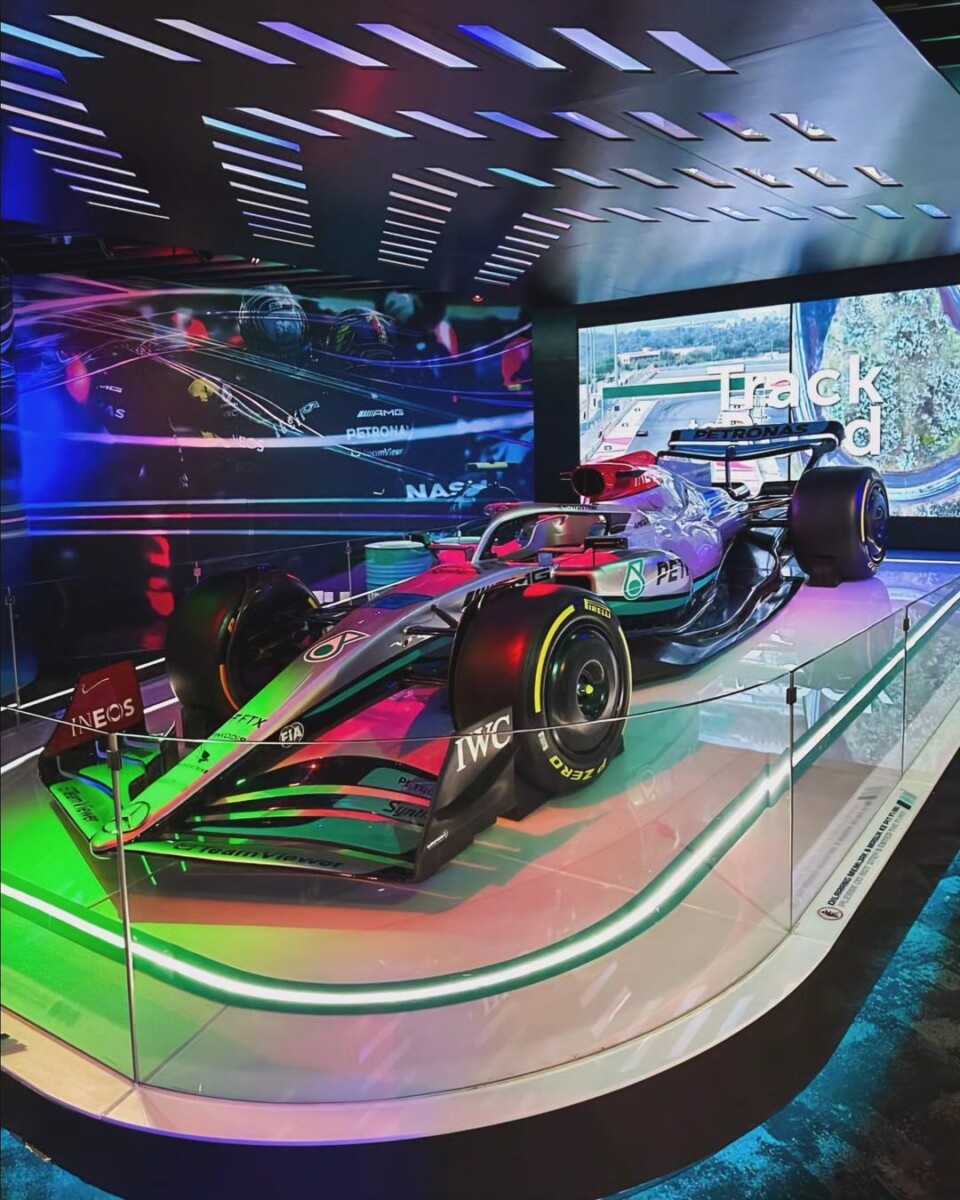 Anda juga dapat lihat kereta F1 yang digunakan oleh Lewis Hamilton