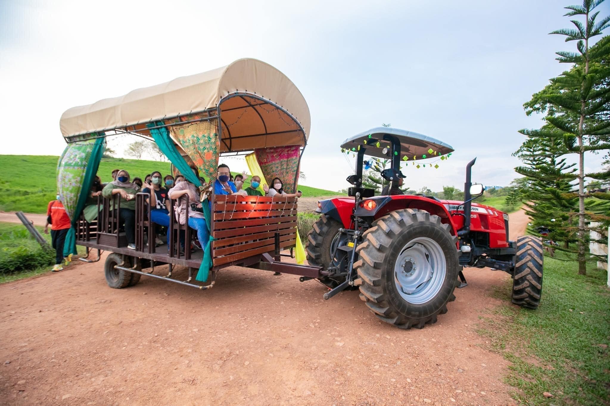 Traktor yang dinaiki pengunjung