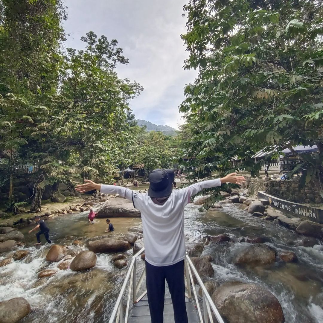 Sudah tentulah aktiviti utama di sini ialah mandi sungai kan?