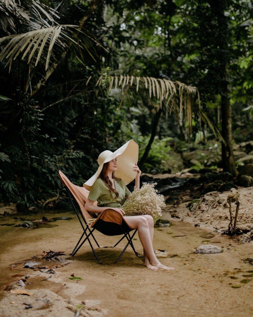 Terdapat sungai mengalir bagi menghidupkan suasana tenang 