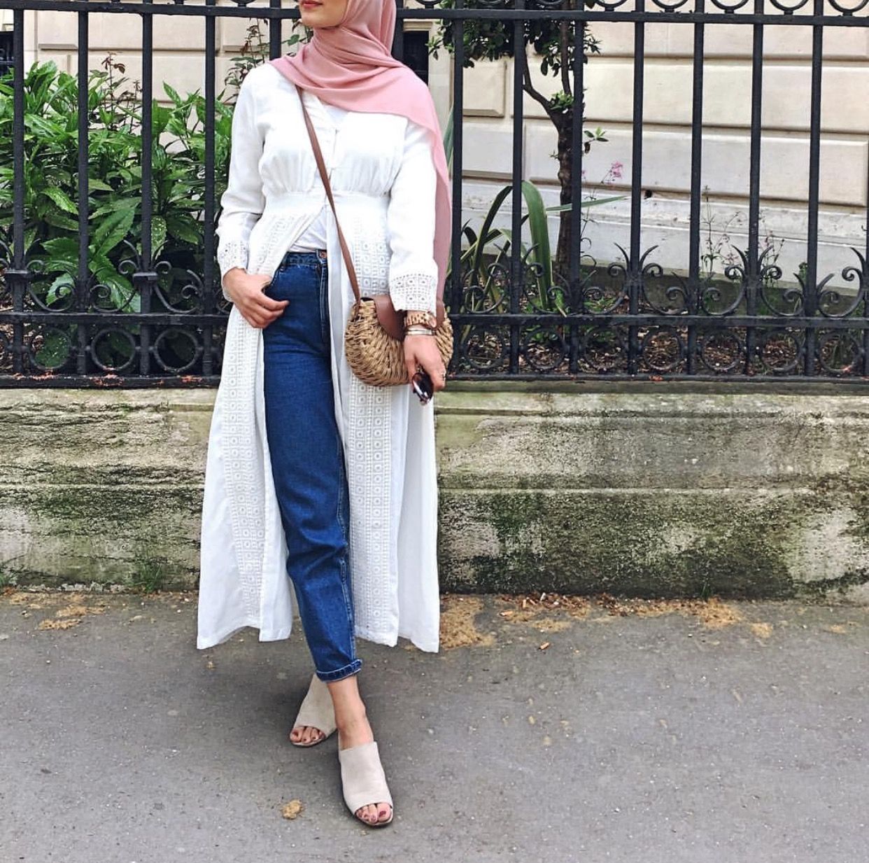 Pakai pakaian berwarna cerah 