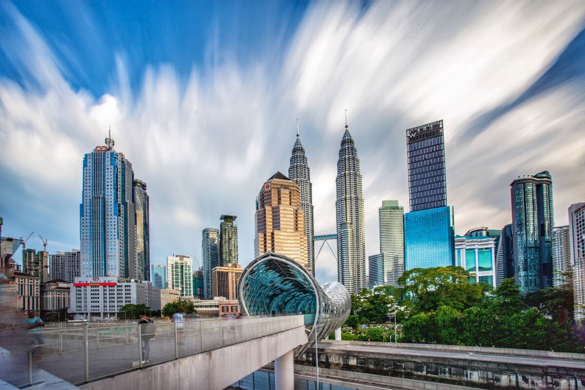 Terletak tidak jauh dari KLCC, Saloma Link Bridge memang cantik!