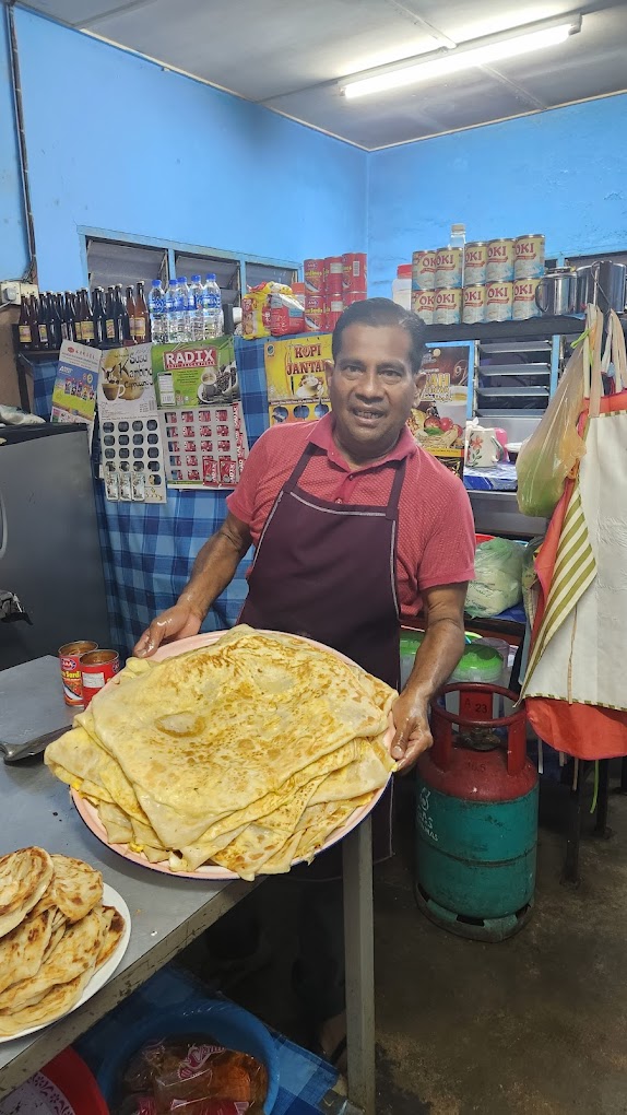 Pengusaha kedai bersama rotinya