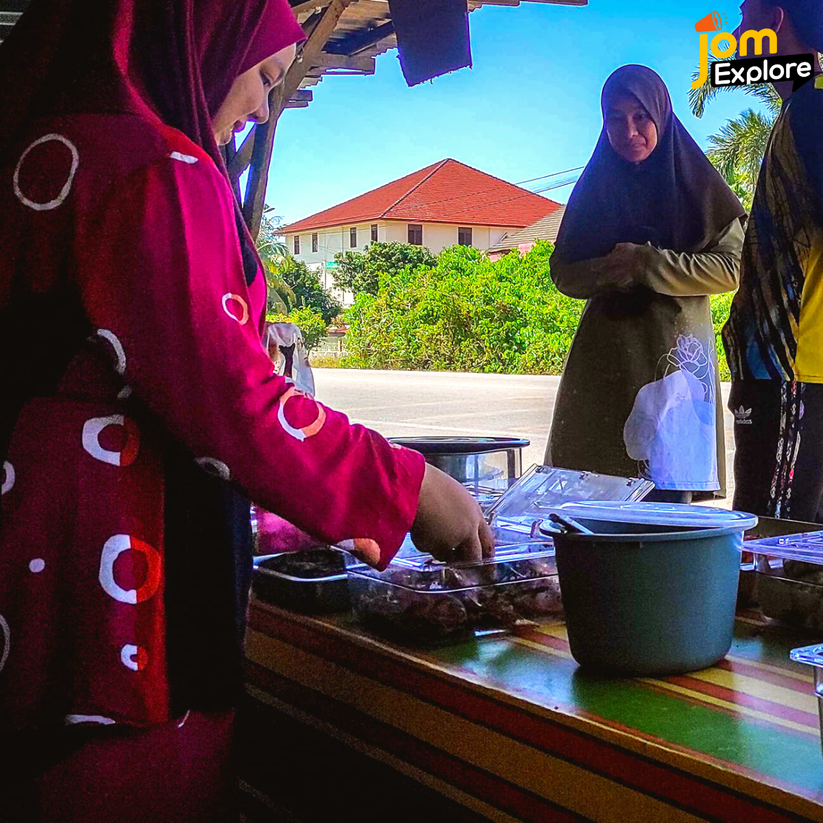 Sha (kiri) Melayan Pelanggan Dengan Penuh Sopan Santun