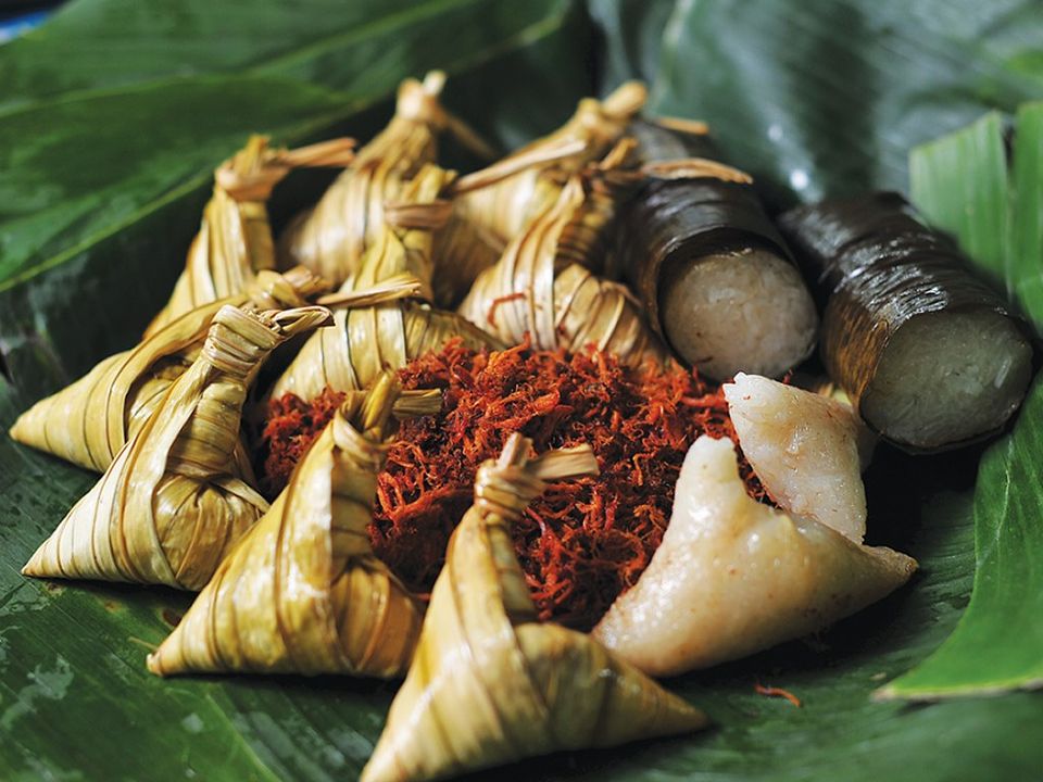 Ketupat palas dimakan bersama rendang