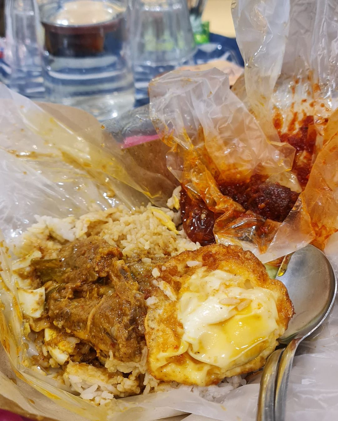 Bungkusan Nasi Lemak Telur Mata Dan Rendang