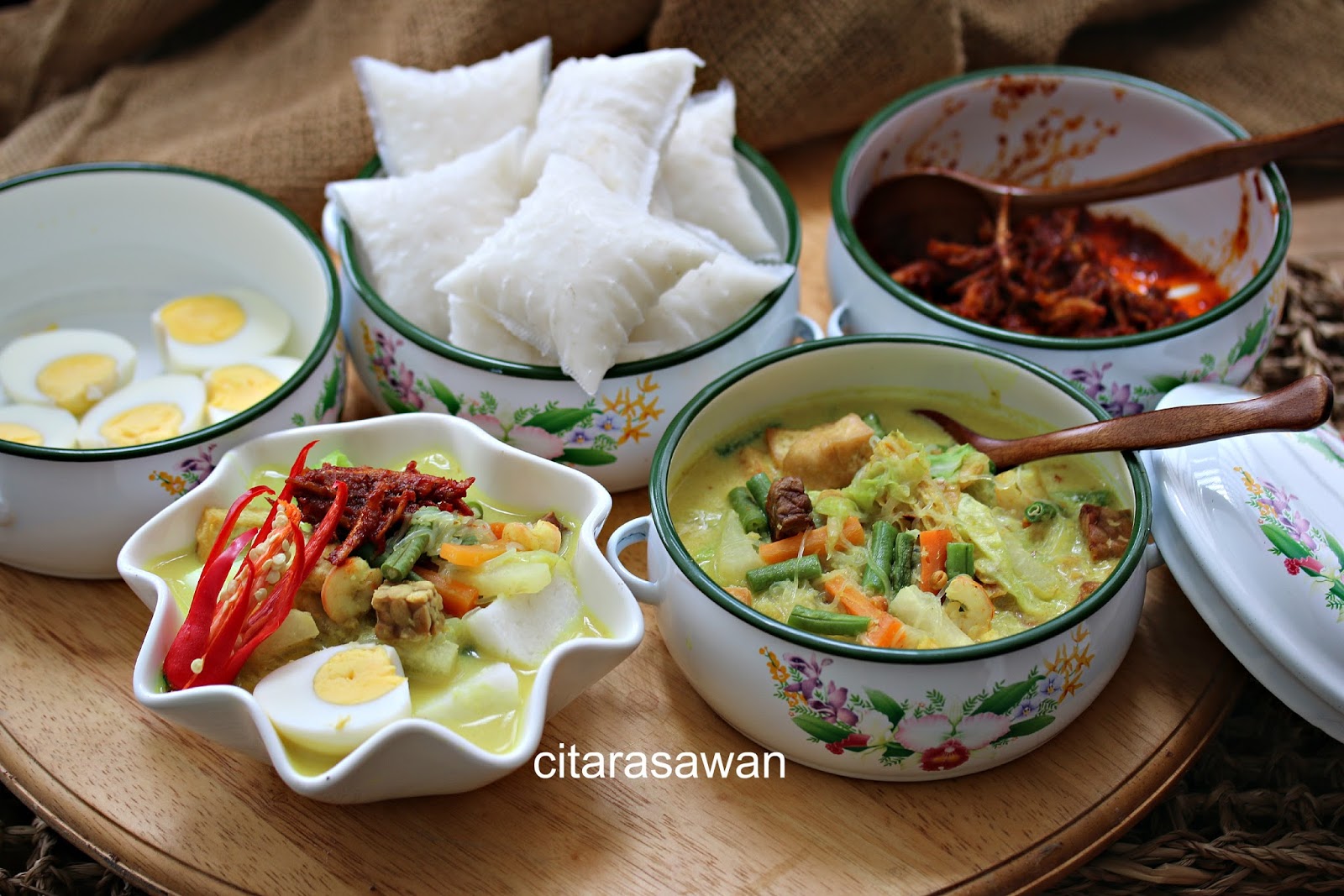 Lontong dimasak dengan kuah lodeh