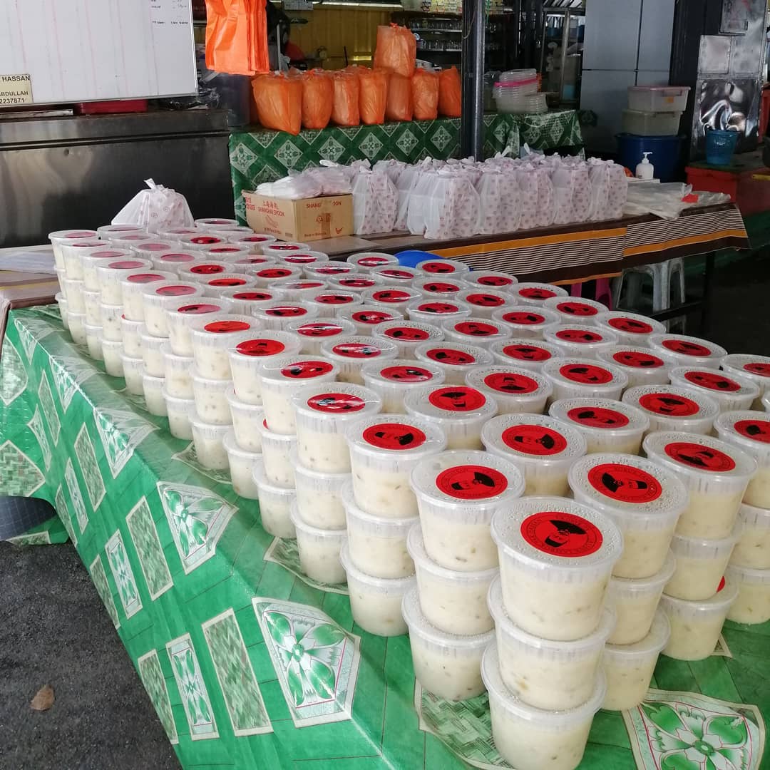 Memang Laris Terjual Bubur Lambuk Pak Hassan Ni Tau!