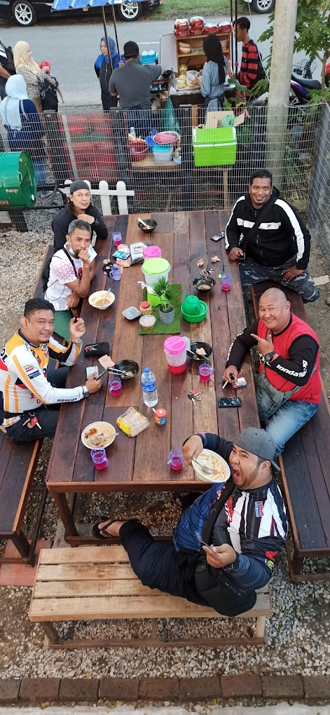 Orang ramai makan laksa