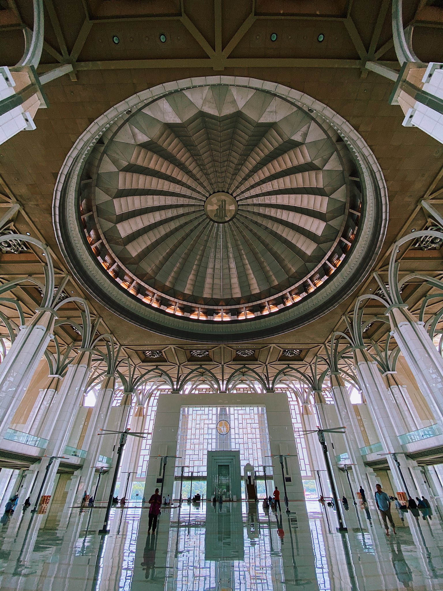 Reka Bentuk Dalam Mempunyai Rekaan Yang Meningkatkan Keindahan Masjid Ini