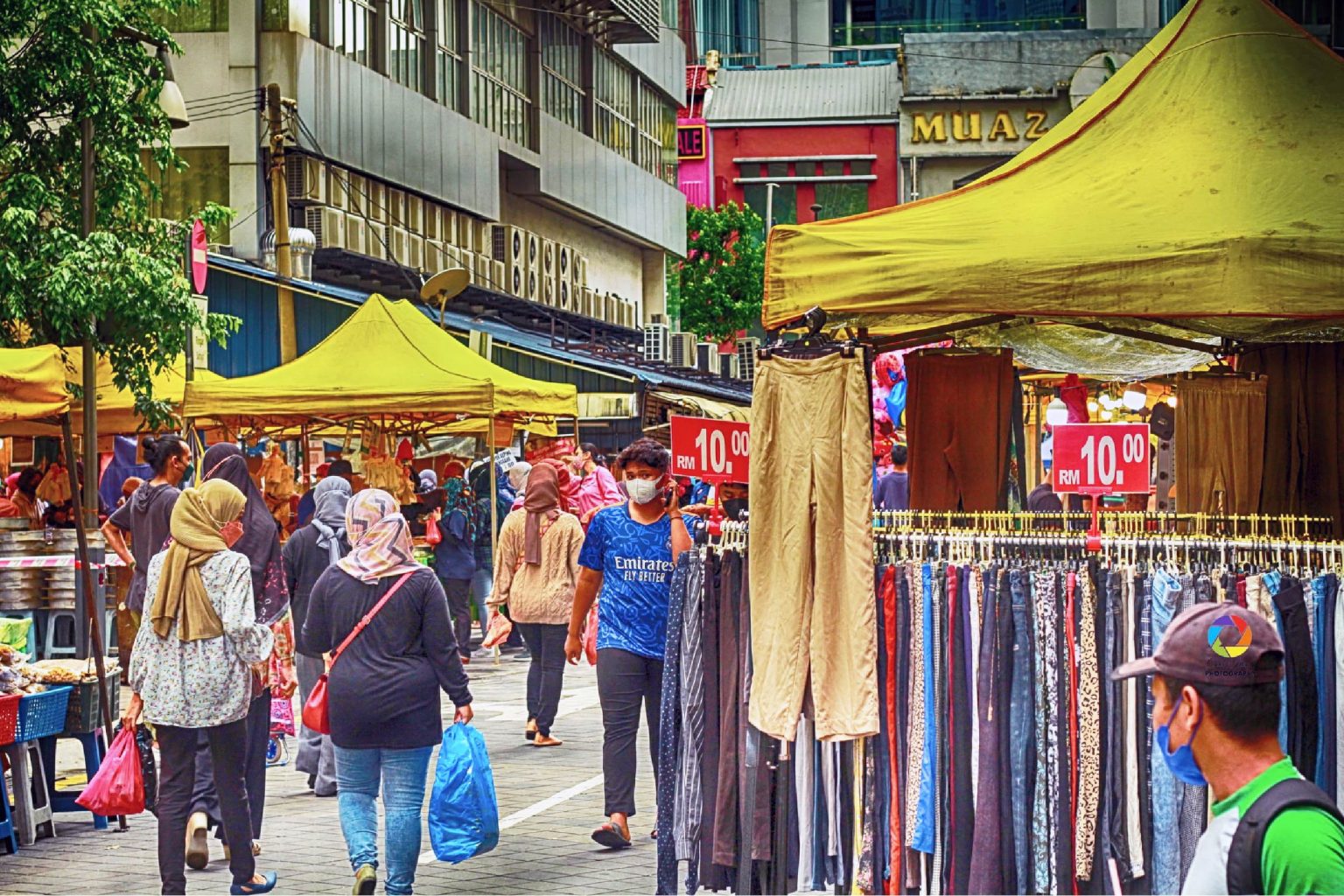 Suasana membeli belah