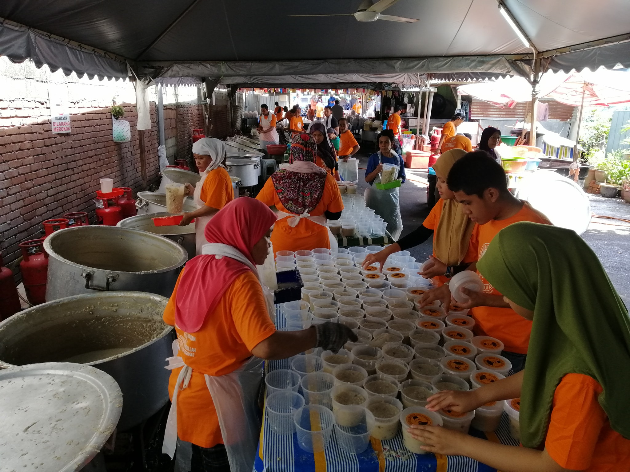 Pekerja-pekerja Gigih Untuk Memberikan Nikmat Kepada Pelanggan