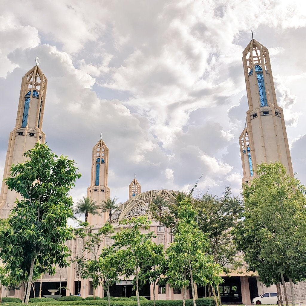 Masjid Yang Mempunyai Rekaan Sangat Moden Terserlah Tersendiri