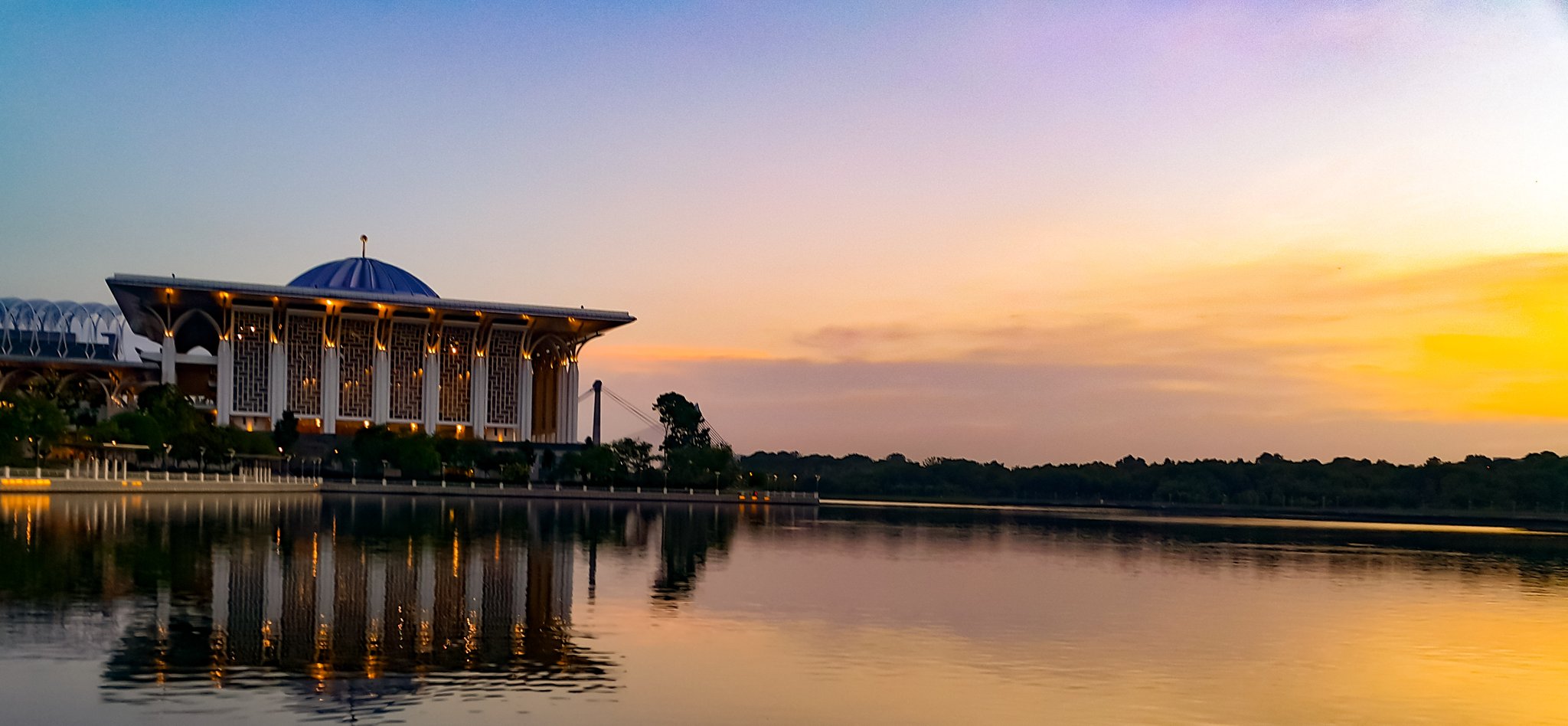 Terletak Di Tepi Tasik Menawarkan Permandangan Sangat Indah