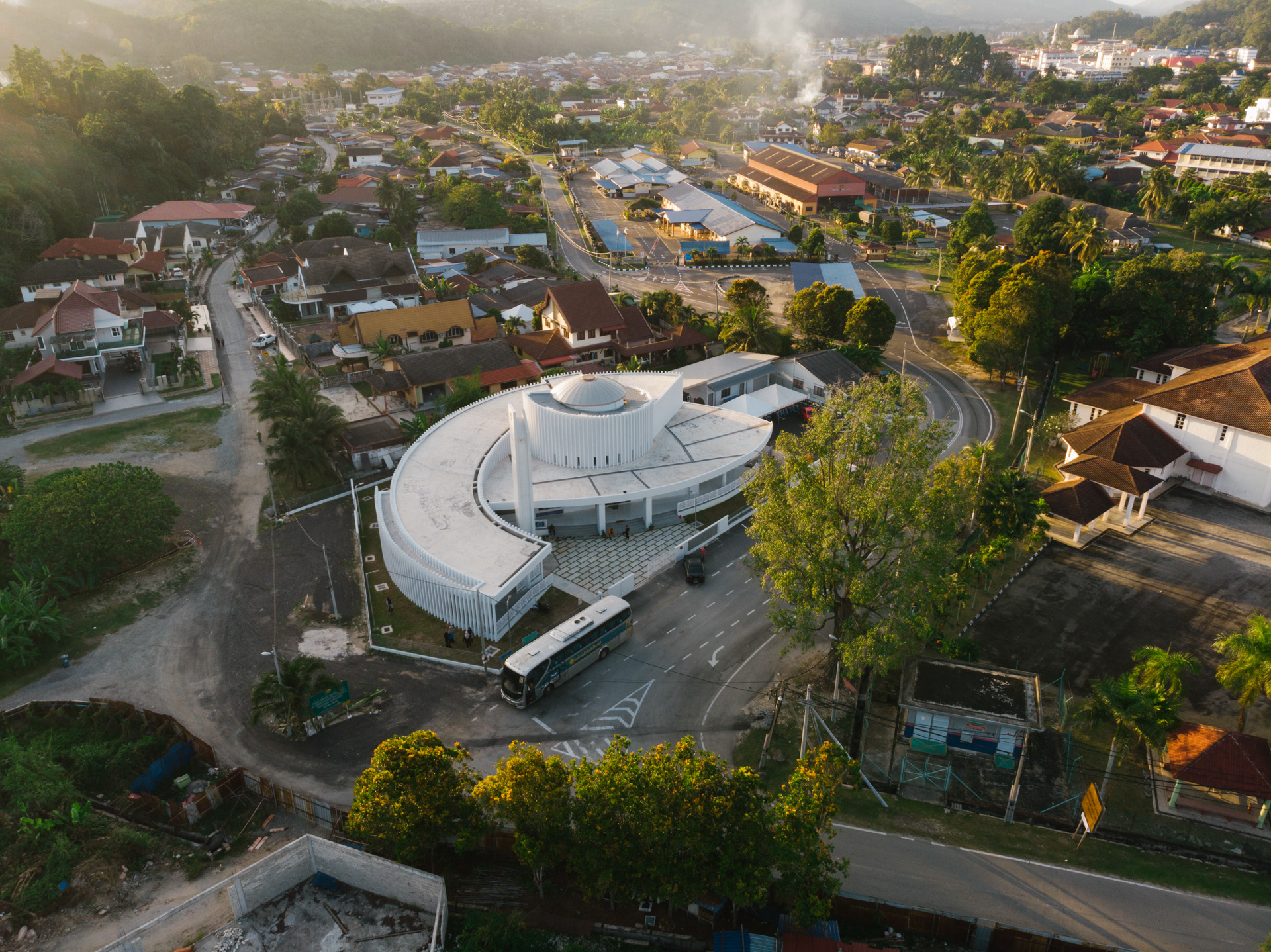 Dikelilingi Oleh Sebuah Komuniti Sesuai Untuk Dijadikan Pusat Keagamaan