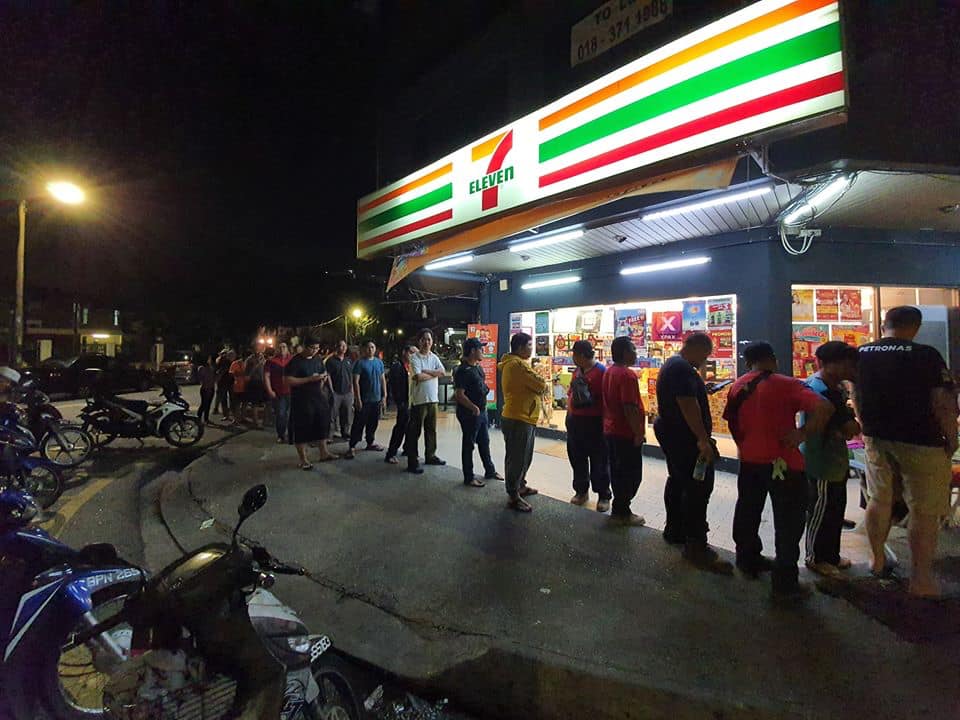 Beratur Dengan Sangat Panjang