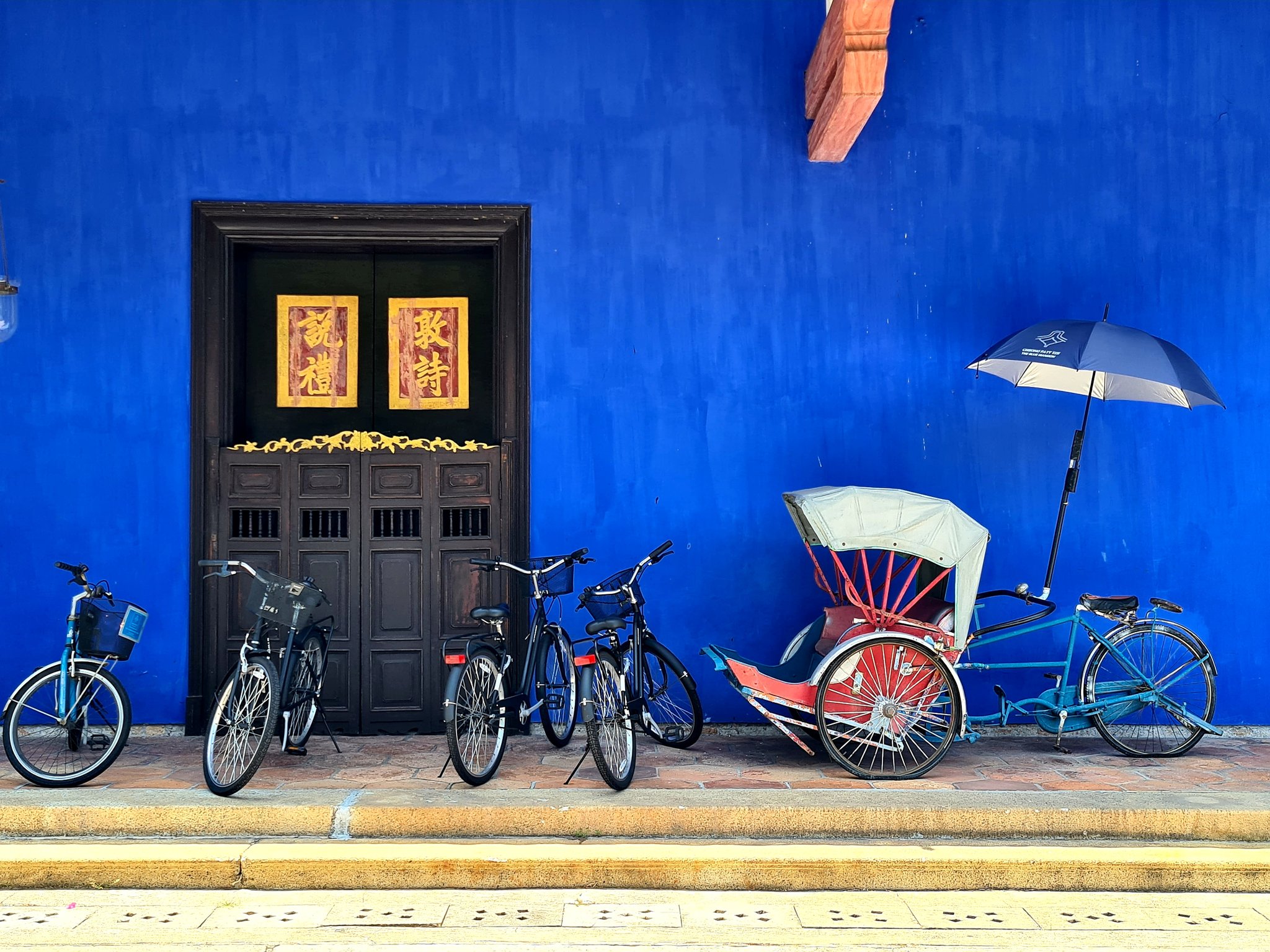 Warna Biru Indigo Yang Menjadi Sinonim Dengan Bangunan Ini