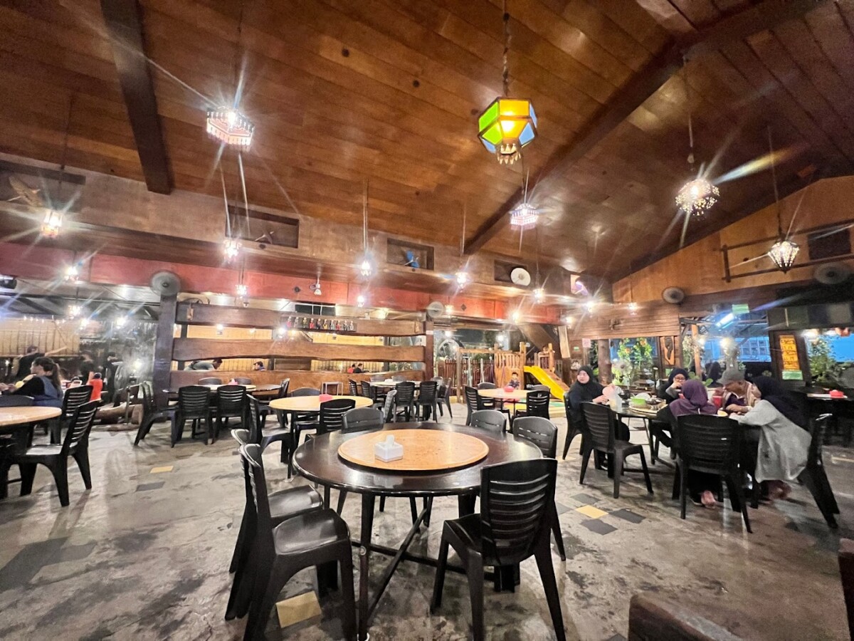 Hiasan Dipenuhi Dengan Ukiran Kayu Meriahkan Suasana Restoran