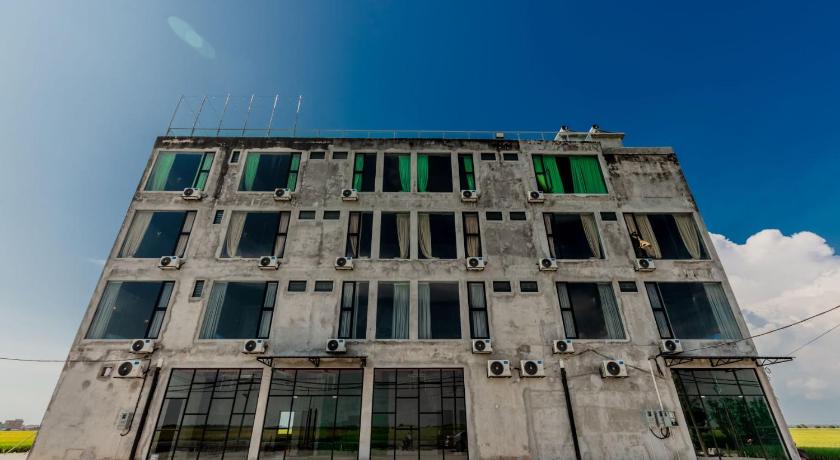 Seni Reka Bangunan Ni Sangat Kontra Dengan Permandangan Sini