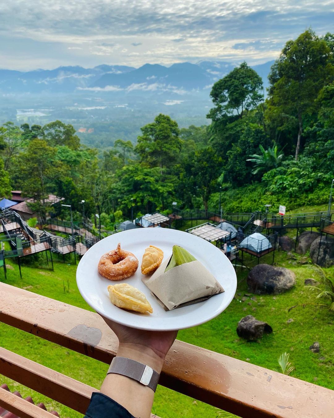 Bersantai sambil melihat pemandangan