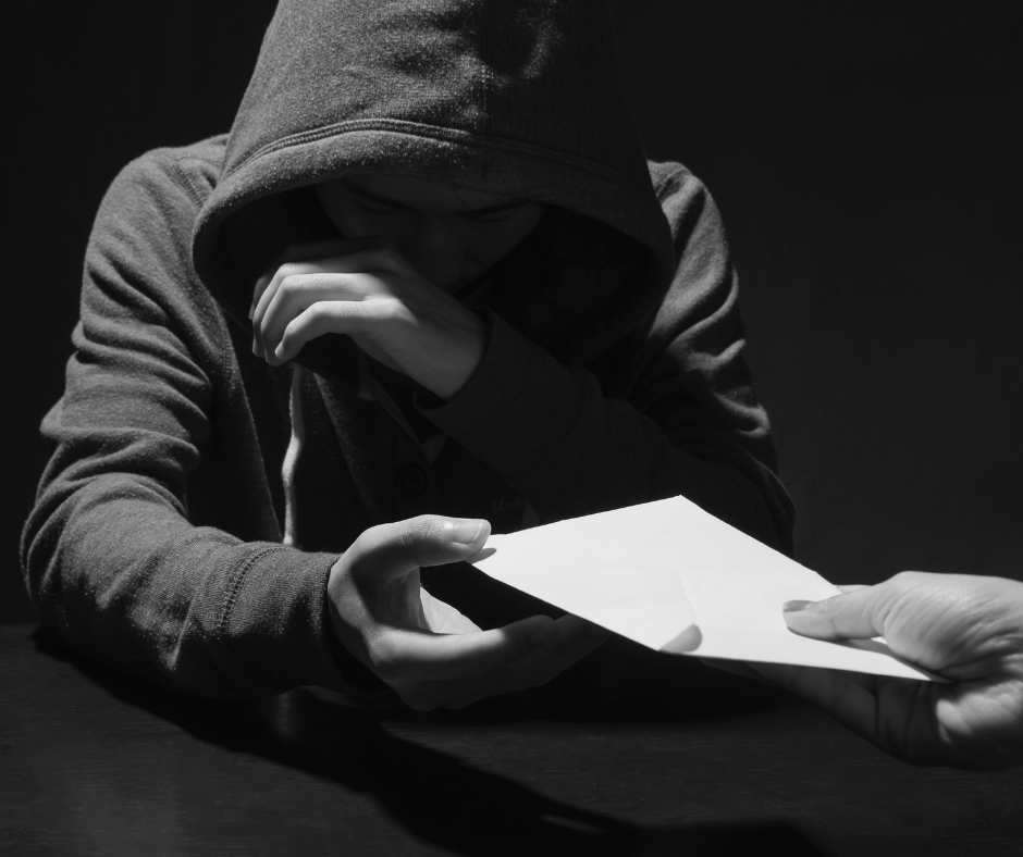 Dia akan minta bantuan kewangan, baik secara terus atau dengan skema yang pelik-pelik