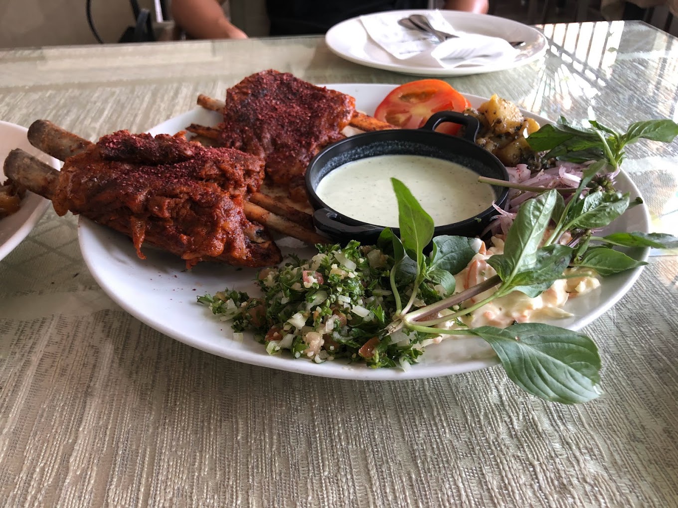 Kambing Dibakar Dengan Rempah Ratus Yang Asli Timur Tengah