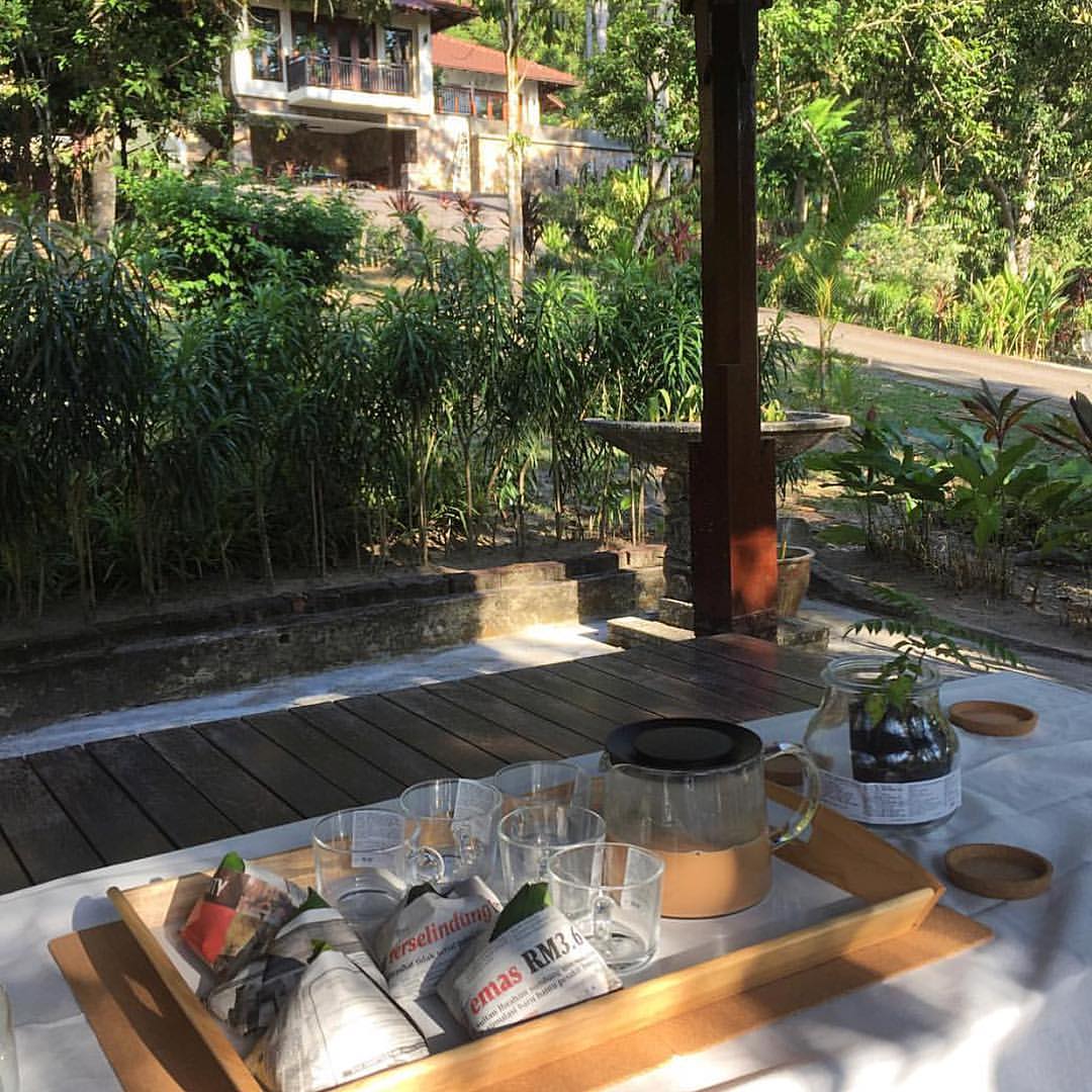 Sesi Makan Dekat Vila Ini Nampak Mewah!