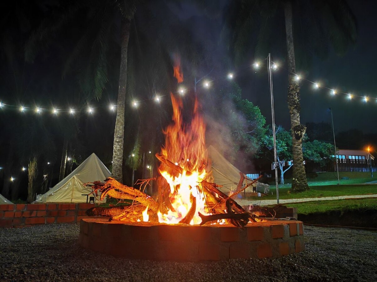 Duduk depan unggun api, boleh buat BBQ. Baru lah seronok dating, kan?