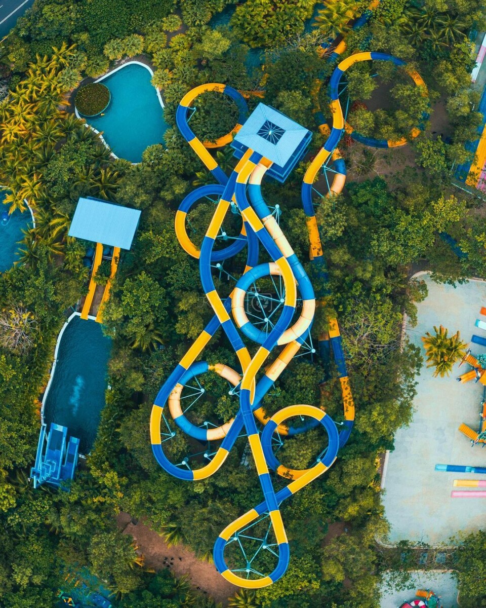 Korang Tengok Sendiri Water Slide Ni Panjang Betul!