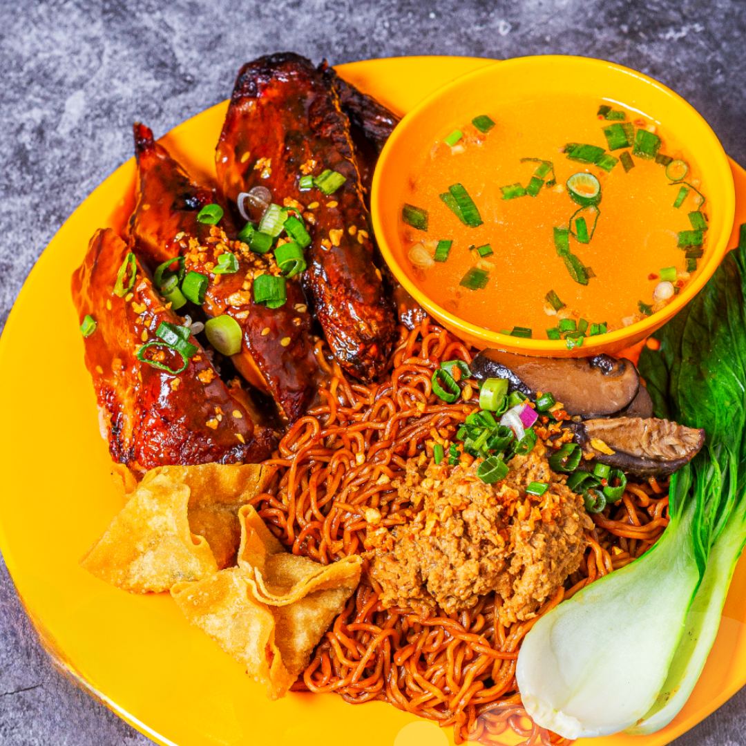 Kalau Korang Bukan Peminat Nasi Ayam. Min Rekomen Korang Cuba Mee Wantan Dengan Ayam Panggang!