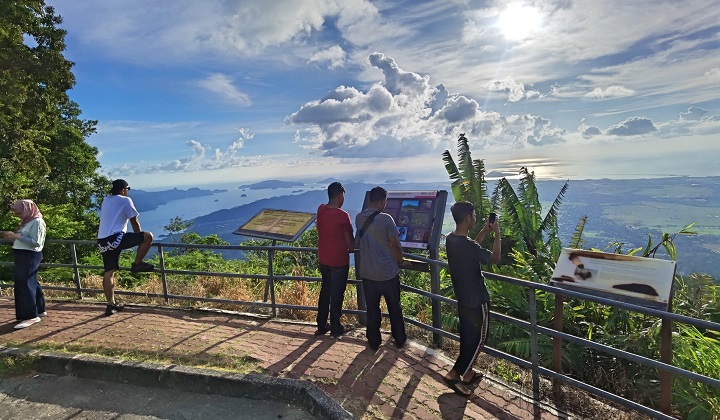 Bila Sampai Di Puncak Gunung Memang Berbaloi Melihat Permandangan Yang Indah