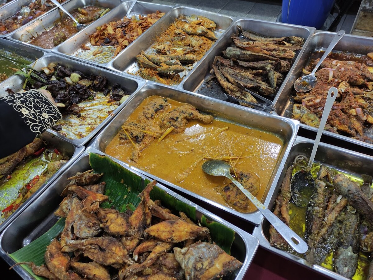 Haa.. Korang Tengok Lah Macam-Macam Lauk Jenis Ada Untuk Dipilih