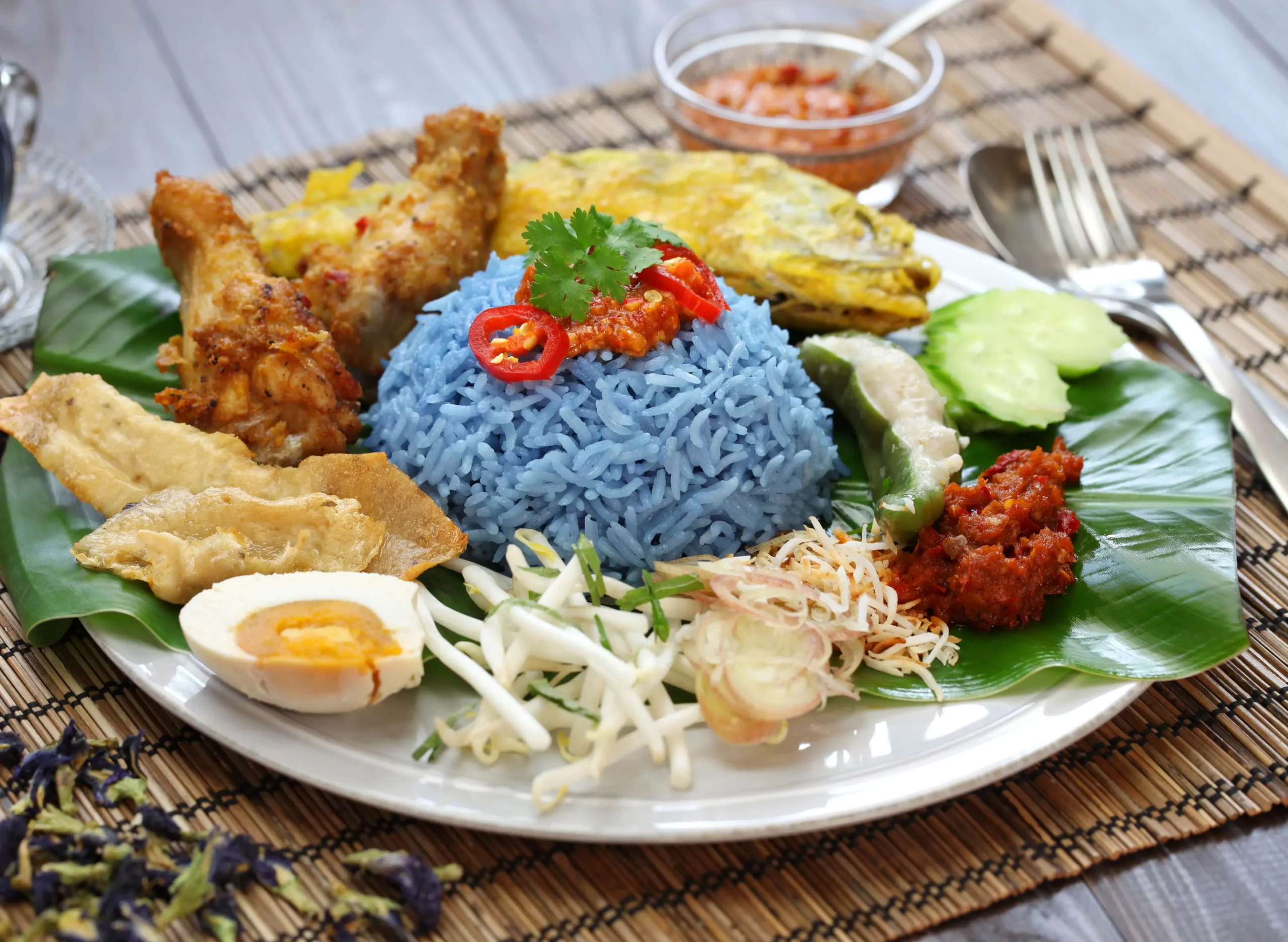 Nasi Kerabu Yang Lengkap Pasti Buat Korang Kenyang Sampai Esok Pagi