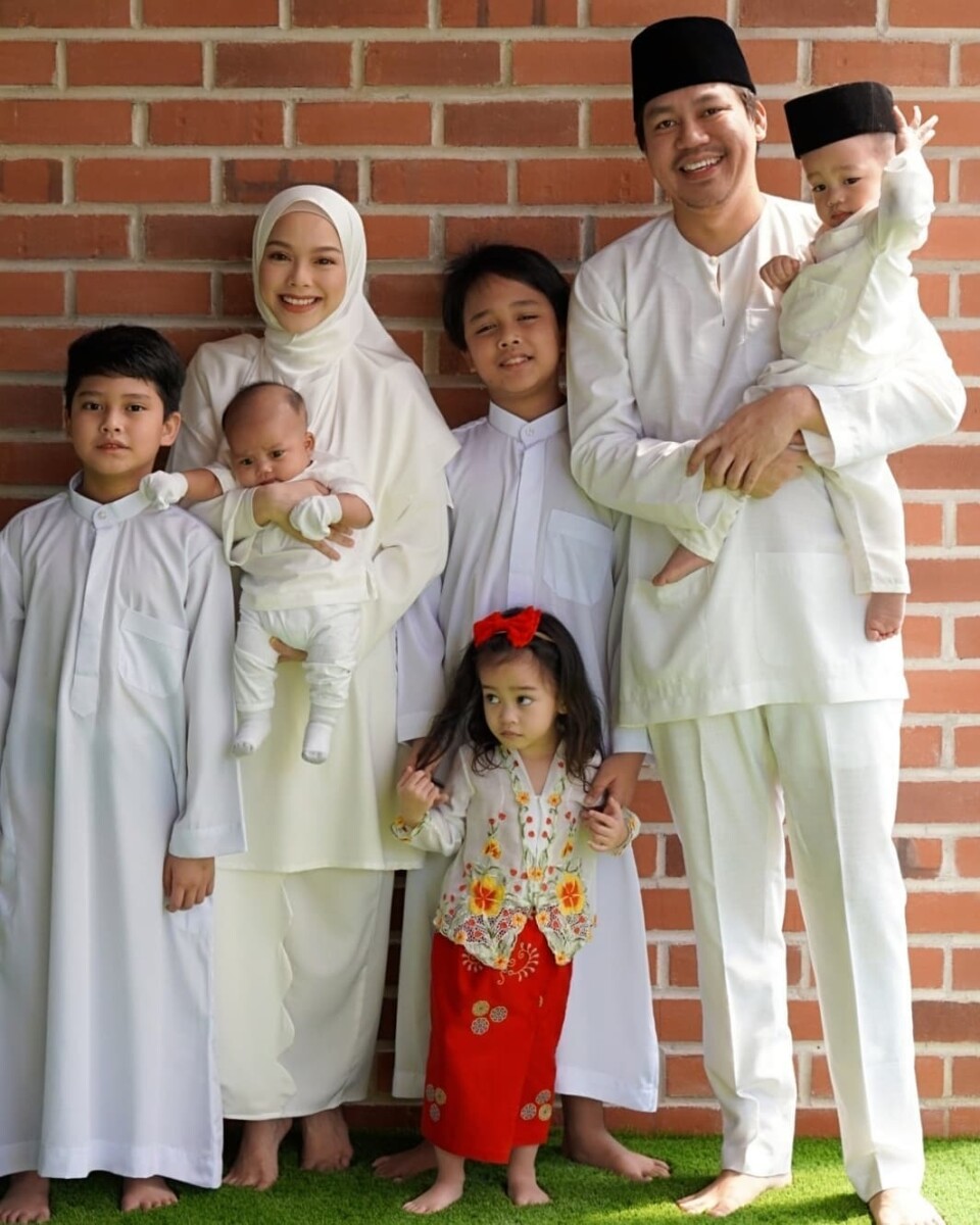 Wanita dair Negeri Sembilan pula terkenal dengan Sifat kekeluargaan tinggi