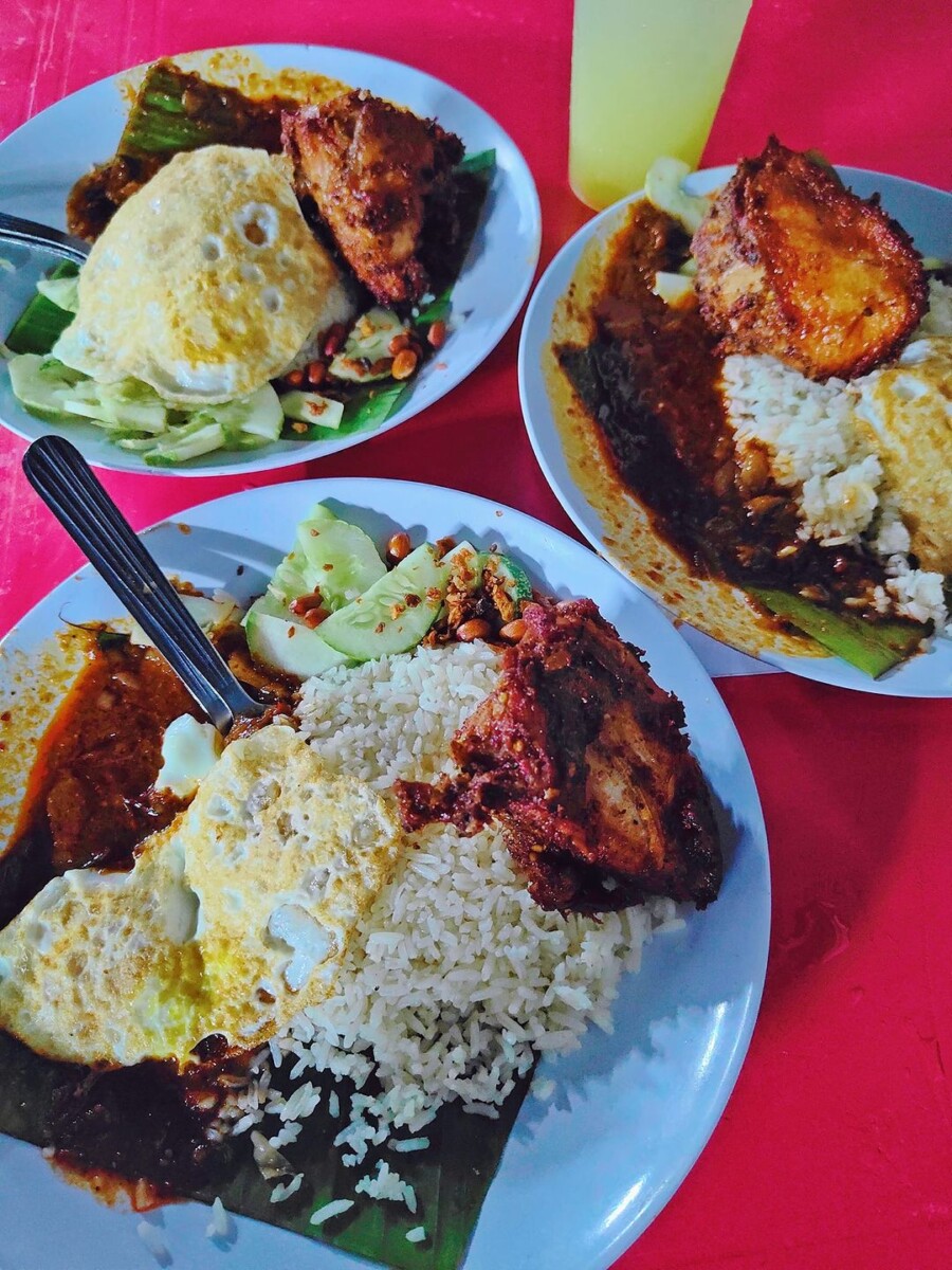 Nasi Lemak Sini Adalah Hidangan Utama