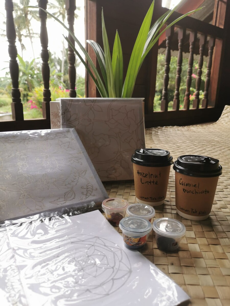 Sambil Menghirup Kopi Sambil Menikmati Permandangan