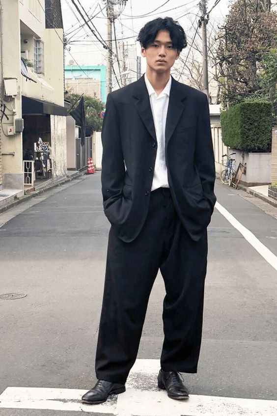 Suit Hitam Yang Versatail Boleh Dipakai Hampir Setiap Hari